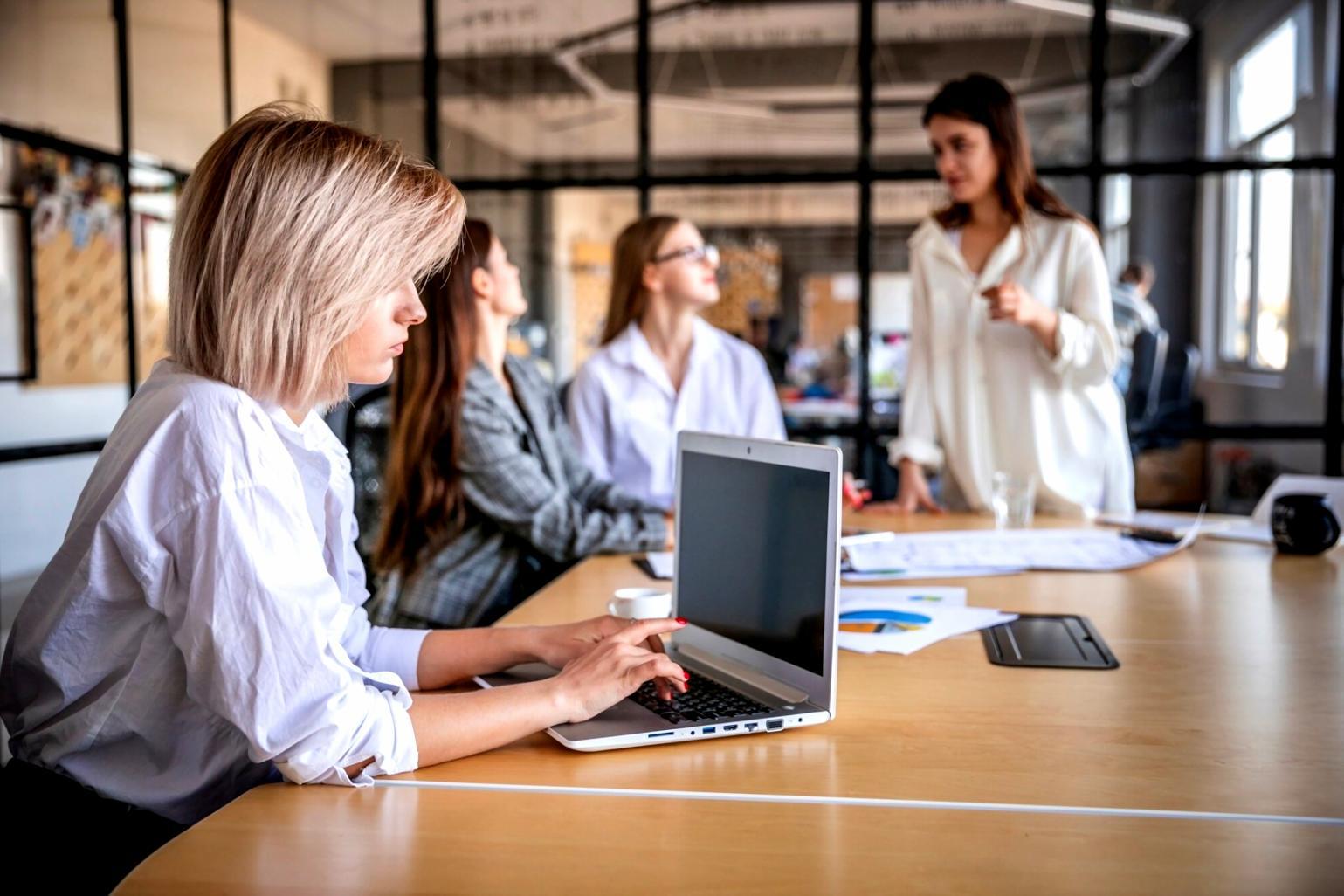 Finanzanalyst bei der Arbeit mit Datenvisualisierung